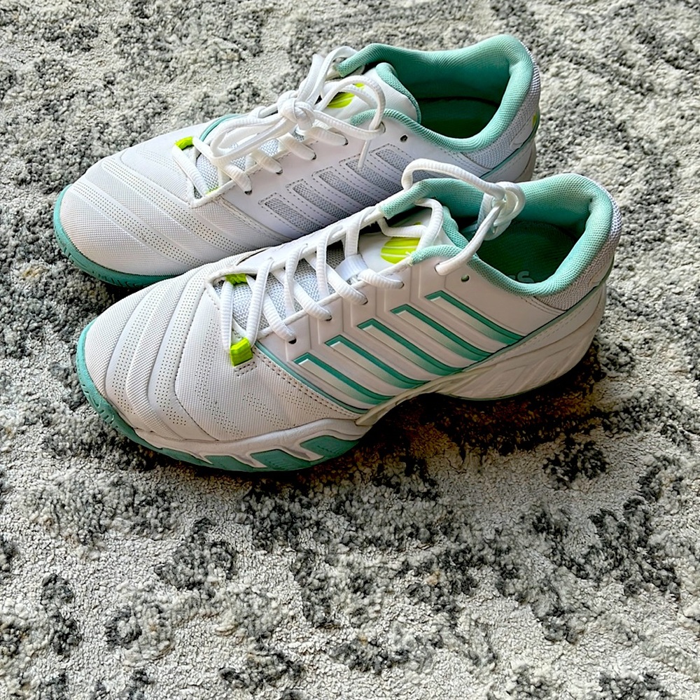 Like new K Swiss tennis shoes